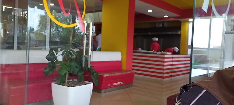 In-Joy Burger? Piassa | ኢን-ጆይ በርገር? | ፒያሳ in Addis Ababa, Arada  view 4