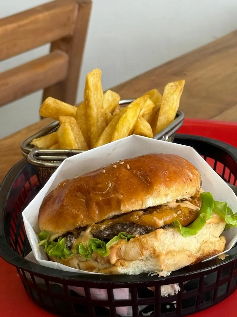Flame Burger in Addis Ababa, Arada  view 4