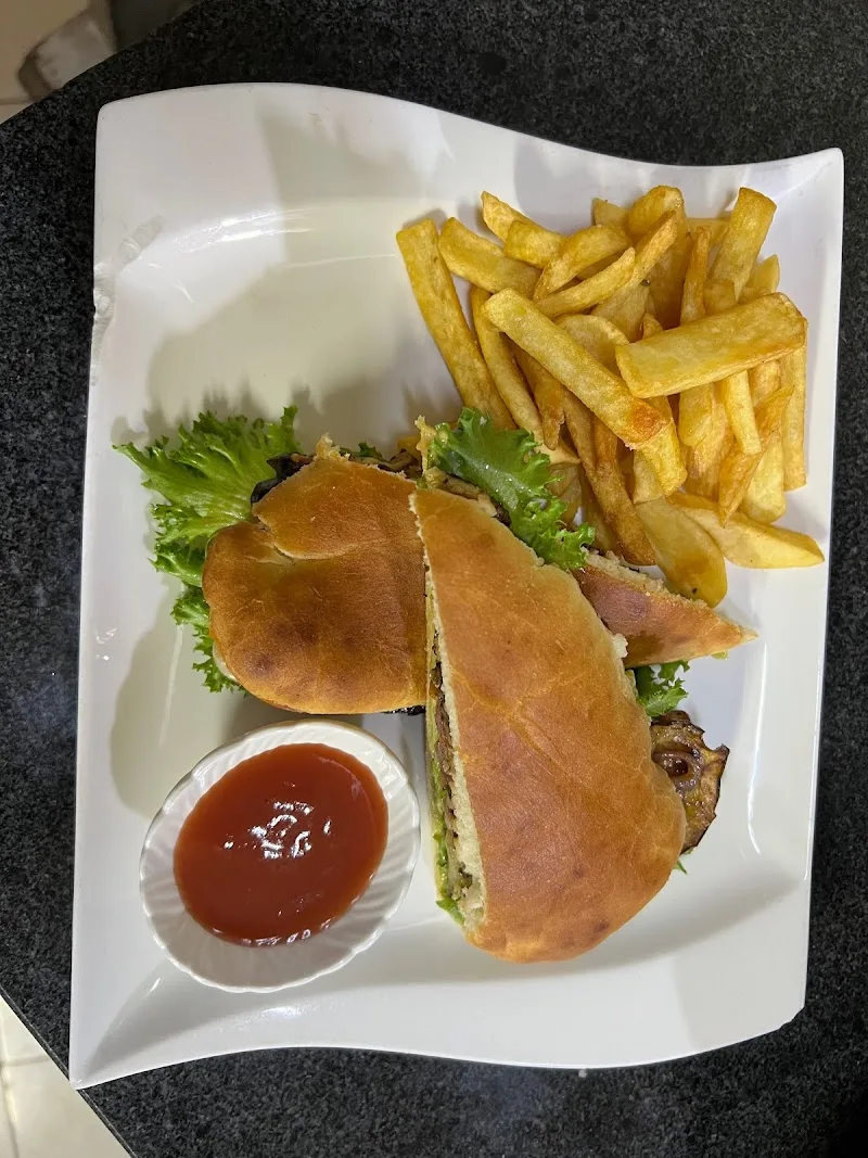 Mountain sport bar and lounge in አዲስ አበባ, አራዳ ክፍለ ከተማ  view 4